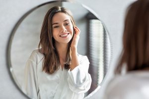 woman smiling in the miror