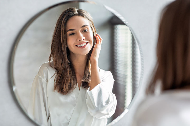 woman smiling in the miror